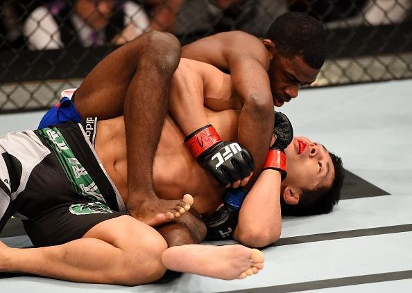 Imagens das lutas e dos bastidores do UFC on FOX 15, em Newark - Aljamain Sterling (bermuda azul) venceu Takeya Mizugaki por finalizao no terceiro round