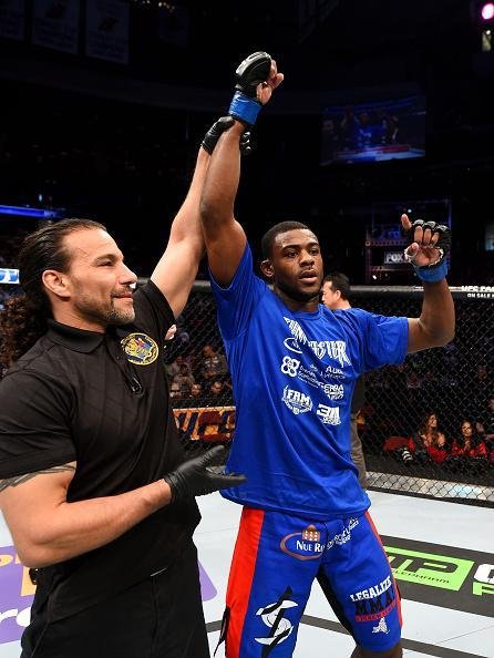 Imagens das lutas e dos bastidores do UFC on FOX 15, em Newark - Aljamain Sterling (bermuda azul) venceu Takeya Mizugaki por finalizao no terceiro round