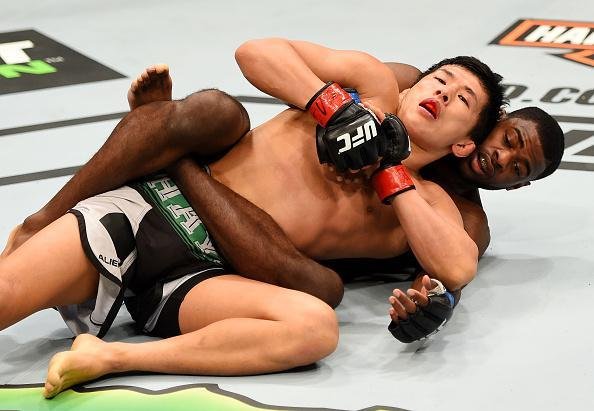 Imagens das lutas e dos bastidores do UFC on FOX 15, em Newark - Aljamain Sterling (bermuda azul) venceu Takeya Mizugaki por finalizao no terceiro round