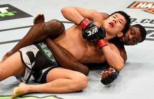 Imagens das lutas e dos bastidores do UFC on FOX 15, em Newark - Aljamain Sterling (bermuda azul) venceu Takeya Mizugaki por finalizao no terceiro round