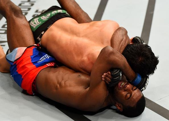 Imagens das lutas e dos bastidores do UFC on FOX 15, em Newark - Aljamain Sterling (bermuda azul) venceu Takeya Mizugaki por finalizao no terceiro round