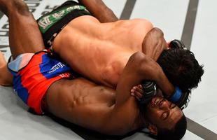 Imagens das lutas e dos bastidores do UFC on FOX 15, em Newark - Aljamain Sterling (bermuda azul) venceu Takeya Mizugaki por finalizao no terceiro round