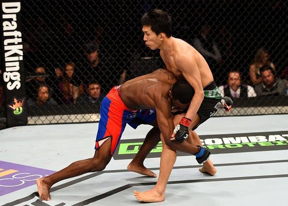 Imagens das lutas e dos bastidores do UFC on FOX 15, em Newark - Aljamain Sterling (bermuda azul) venceu Takeya Mizugaki por finalizao no terceiro round