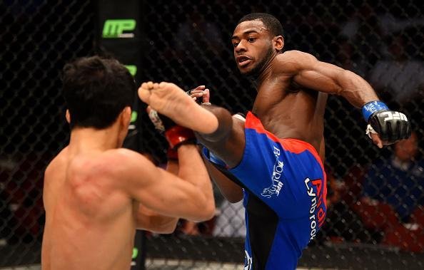 Imagens das lutas e dos bastidores do UFC on FOX 15, em Newark - Aljamain Sterling (bermuda azul) venceu Takeya Mizugaki por finalizao no terceiro round