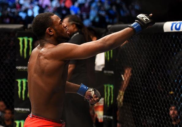 Imagens das lutas e dos bastidores do UFC on FOX 15, em Newark - Aljamain Sterling (bermuda azul) venceu Takeya Mizugaki por finalizao no terceiro round