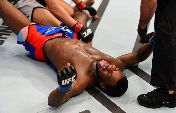 Imagens das lutas e dos bastidores do UFC on FOX 15, em Newark - Aljamain Sterling (bermuda azul) venceu Takeya Mizugaki por finalizao no terceiro round