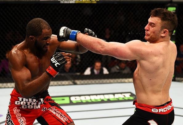 Imagens das lutas e dos bastidores do UFC on FOX 15, em Newark - Gian Villante (bermuda preta) venceu Corey Anderson por nocaute no terceiro round