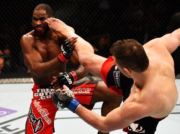 Imagens das lutas e dos bastidores do UFC on FOX 15, em Newark - Gian Villante (bermuda preta) venceu Corey Anderson por nocaute no terceiro round