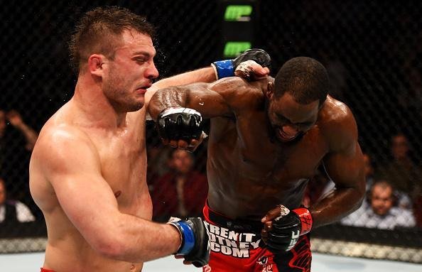 Imagens das lutas e dos bastidores do UFC on FOX 15, em Newark - Gian Villante (bermuda preta) venceu Corey Anderson por nocaute no terceiro round