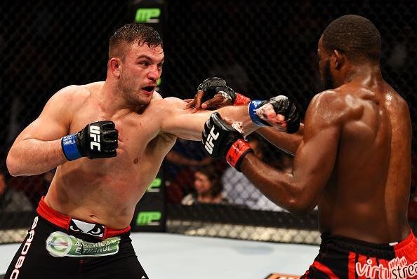 Imagens das lutas e dos bastidores do UFC on FOX 15, em Newark - Gian Villante (bermuda preta) venceu Corey Anderson por nocaute no terceiro round