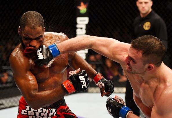 Imagens das lutas e dos bastidores do UFC on FOX 15, em Newark - Gian Villante (bermuda preta) venceu Corey Anderson por nocaute no terceiro round