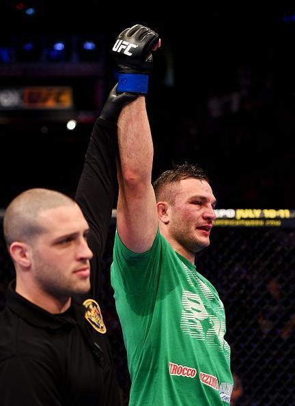 Imagens das lutas e dos bastidores do UFC on FOX 15, em Newark - Gian Villante (bermuda preta) venceu Corey Anderson por nocaute no terceiro round