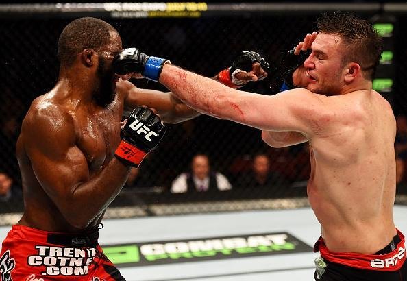 Imagens das lutas e dos bastidores do UFC on FOX 15, em Newark - Gian Villante (bermuda preta) venceu Corey Anderson por nocaute no terceiro round