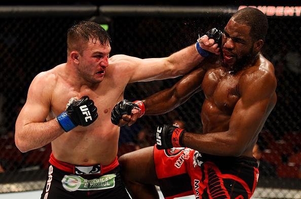 Imagens das lutas e dos bastidores do UFC on FOX 15, em Newark - Gian Villante (bermuda preta) venceu Corey Anderson por nocaute no terceiro round