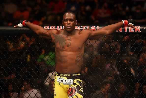 Imagens das lutas e dos bastidores do UFC on FOX 15, em Newark - Ovince St. Preux (bermuda amarela) venceu Patrick Cummins por nocaute tcnico no primeiro round