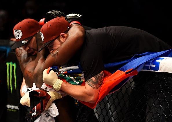 Imagens das lutas e dos bastidores do UFC on FOX 15, em Newark - Ovince St. Preux (bermuda amarela) venceu Patrick Cummins por nocaute tcnico no primeiro round