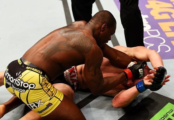 Imagens das lutas e dos bastidores do UFC on FOX 15, em Newark - Ovince St. Preux (bermuda amarela) venceu Patrick Cummins por nocaute tcnico no primeiro round