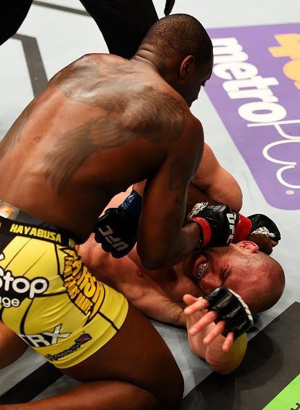 Imagens das lutas e dos bastidores do UFC on FOX 15, em Newark - Ovince St. Preux (bermuda amarela) venceu Patrick Cummins por nocaute tcnico no primeiro round