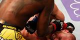 Imagens das lutas e dos bastidores do UFC on FOX 15, em Newark - Ovince St. Preux (bermuda amarela) venceu Patrick Cummins por nocaute tcnico no primeiro round