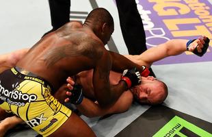 Imagens das lutas e dos bastidores do UFC on FOX 15, em Newark - Ovince St. Preux (bermuda amarela) venceu Patrick Cummins por nocaute tcnico no primeiro round