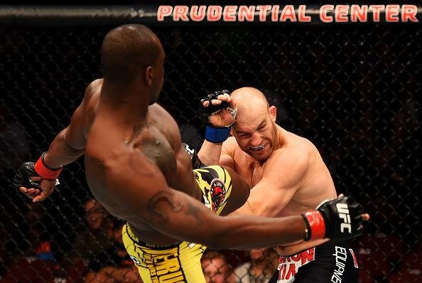 Imagens das lutas e dos bastidores do UFC on FOX 15, em Newark - Ovince St. Preux (bermuda amarela) venceu Patrick Cummins por nocaute tcnico no primeiro round