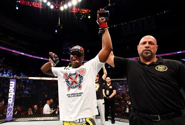 Imagens das lutas e dos bastidores do UFC on FOX 15, em Newark - Ovince St. Preux (bermuda amarela) venceu Patrick Cummins por nocaute tcnico no primeiro round