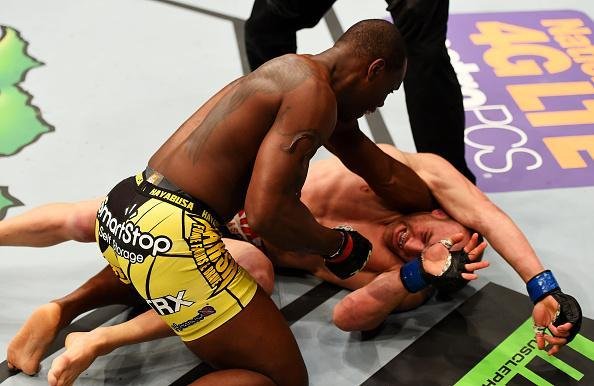 Imagens das lutas e dos bastidores do UFC on FOX 15, em Newark - Ovince St. Preux (bermuda amarela) venceu Patrick Cummins por nocaute tcnico no primeiro round