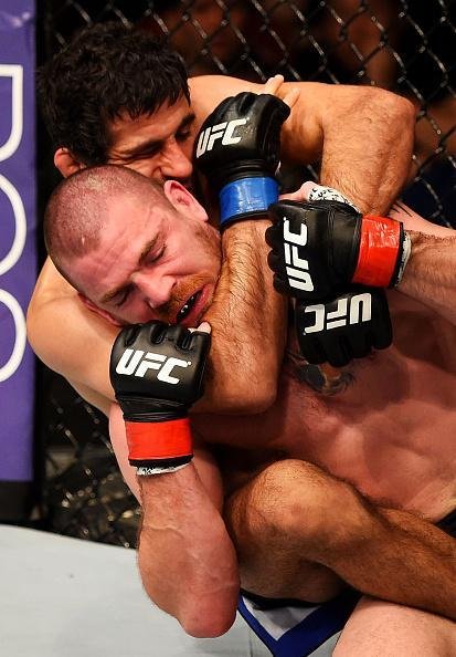 Imagens das lutas e dos bastidores do UFC on FOX 15, em Newark - Beneil Dariush (bermuda azul) venceu Jim Miller por deciso unnime