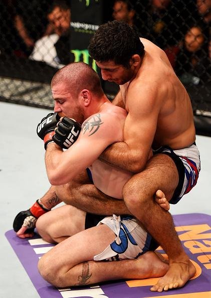 Imagens das lutas e dos bastidores do UFC on FOX 15, em Newark - Beneil Dariush (bermuda azul) venceu Jim Miller por deciso unnime