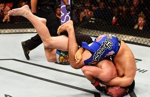 Imagens das lutas e dos bastidores do UFC on FOX 15, em Newark - Beneil Dariush (bermuda azul) venceu Jim Miller por deciso unnime
