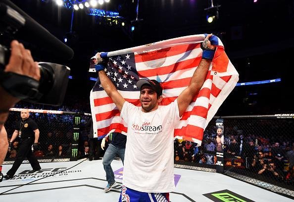 Imagens das lutas e dos bastidores do UFC on FOX 15, em Newark - Beneil Dariush (bermuda azul) venceu Jim Miller por deciso unnime