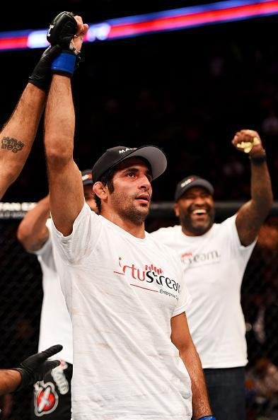 Imagens das lutas e dos bastidores do UFC on FOX 15, em Newark - Beneil Dariush (bermuda azul) venceu Jim Miller por deciso unnime