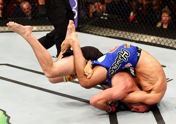 Imagens das lutas e dos bastidores do UFC on FOX 15, em Newark - Beneil Dariush (bermuda azul) venceu Jim Miller por deciso unnime