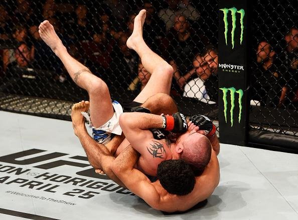 Imagens das lutas e dos bastidores do UFC on FOX 15, em Newark - Beneil Dariush (bermuda azul) venceu Jim Miller por deciso unnime