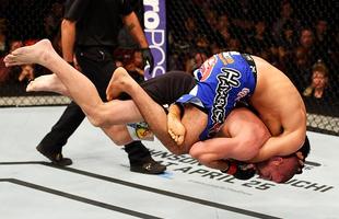 Imagens das lutas e dos bastidores do UFC on FOX 15, em Newark - Beneil Dariush (bermuda azul) venceu Jim Miller por deciso unnime