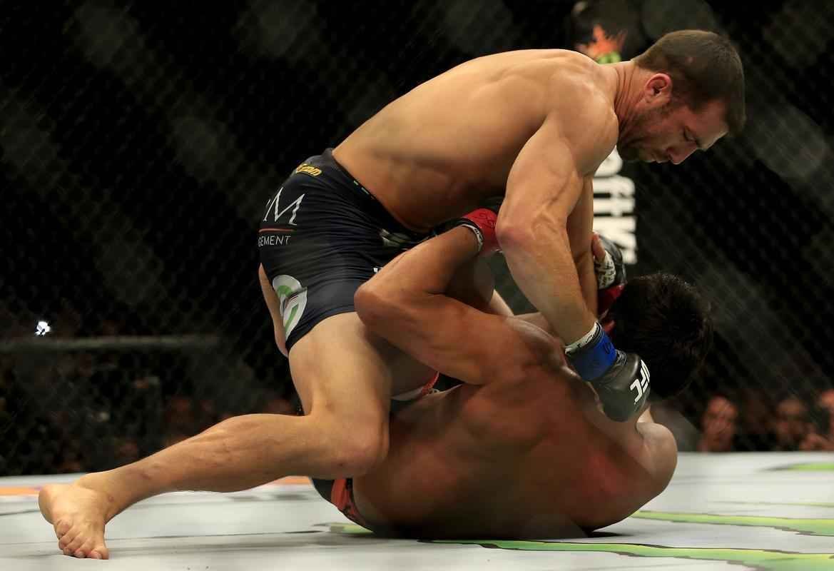 Imagens das lutas e dos bastidores do UFC on FOX 15, em Newark - Luke Rockhold venceu Lyoto Machida por finalizao a 2m31s do segundo round