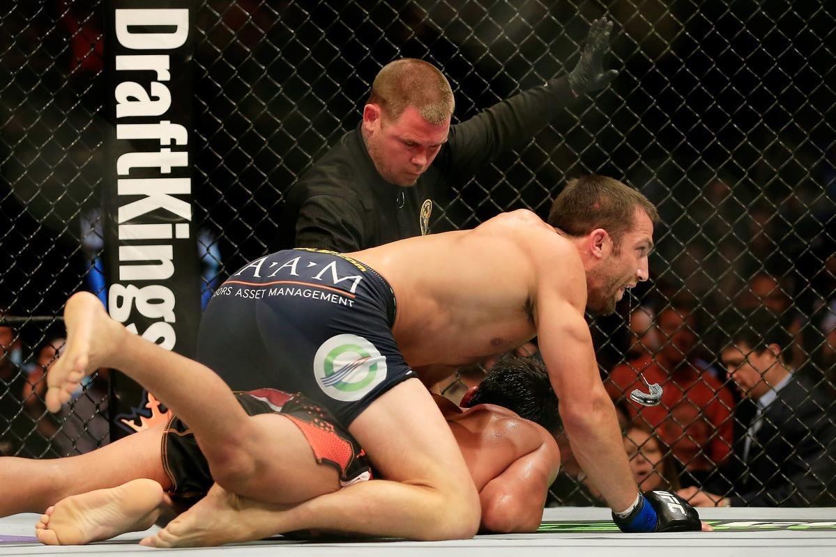 Imagens das lutas e dos bastidores do UFC on FOX 15, em Newark - Luke Rockhold venceu Lyoto Machida por finalizao a 2m31s do segundo round