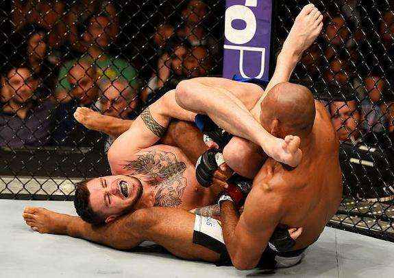 Com tranquilidade, Ronaldo Jacar vence Chris Camozzi por finalizao (armlock) no primeiro round e emplaca o quinto triunfo no UFC