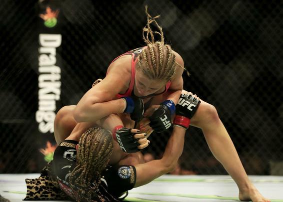 Paige VanZant tem atuao dominante e vence Felice Herrig por deciso unnime, em confronto das musas do peso palha do UFC 