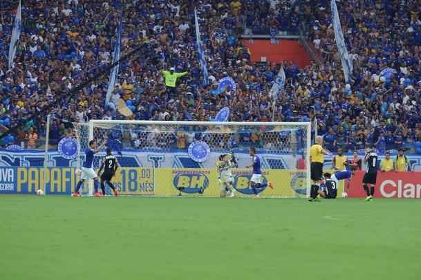 Imagens exclusivas do clssico entre Cruzeiro e Atltico, no Mineiro, pela semifinal do Campeonato Mineiro