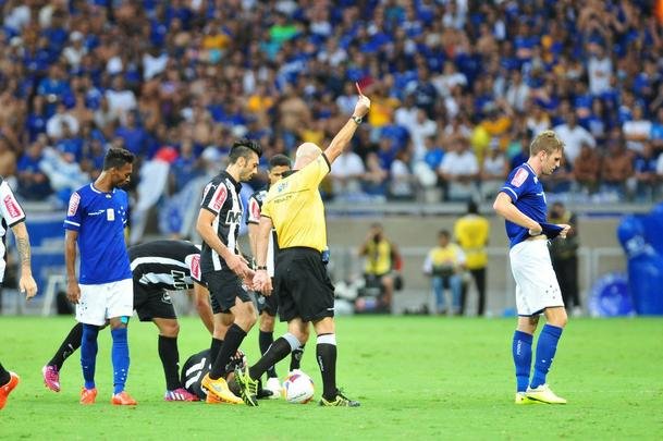 Imagens do segundo gol de Pratto no clssico e da festa do time com a torcida