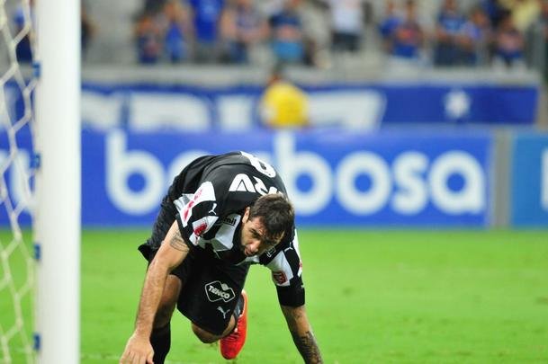 Imagens do segundo gol de Pratto no clssico e da festa do time com a torcida