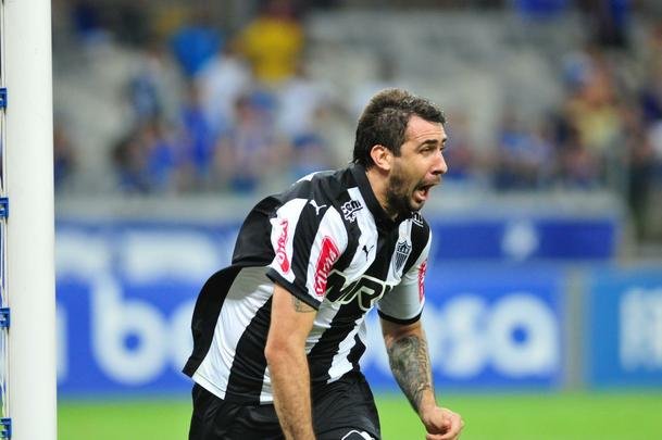 Imagens do segundo gol de Pratto no clssico e da festa do time com a torcida