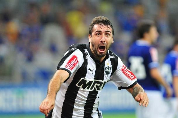Imagens do segundo gol de Pratto no clssico e da festa do time com a torcida