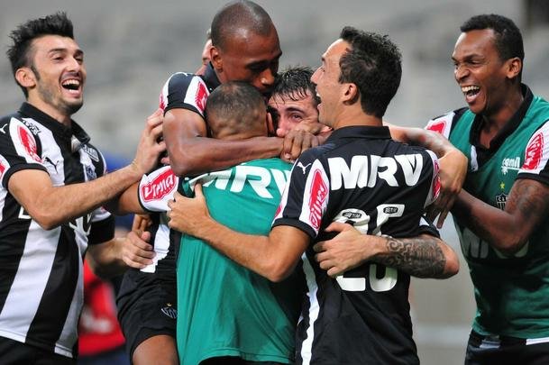 Imagens do segundo gol de Pratto no clssico e da festa do time com a torcida