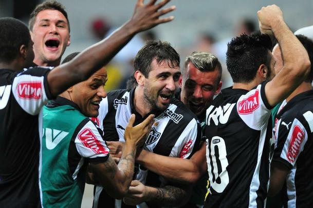 Imagens do segundo gol de Pratto no clssico e da festa do time com a torcida