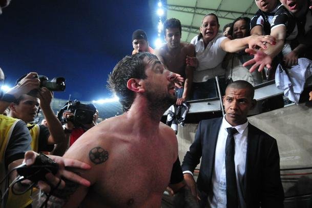 Imagens do segundo gol de Pratto no clssico e da festa do time com a torcida