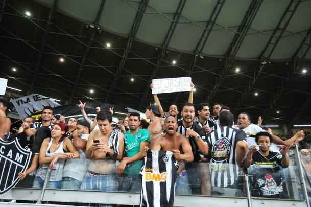 Imagens do segundo gol de Pratto no clssico e da festa do time com a torcida