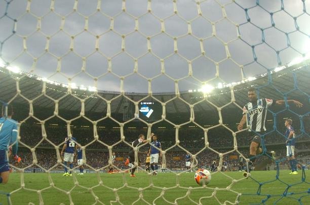 Imagens do segundo gol de Pratto no clssico e da festa do time com a torcida