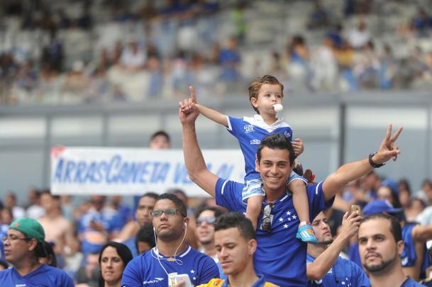 Imagens da torcida cruzeirense no segundo clssico da semifinal do Mineiro